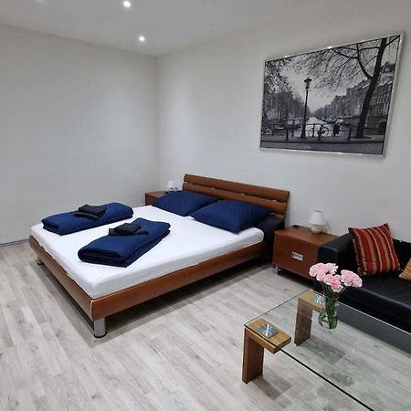 Apartment Flora - Late Check-Out At Noon 12 O Clock For Free Pressburg Exterior foto